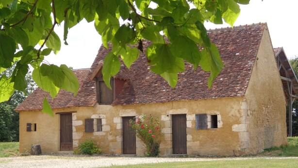 A rustic stone building with a tiled roof, a wooden door, and a small window. - Chambres d'Hotes du Guillot (Sainte-Solange)