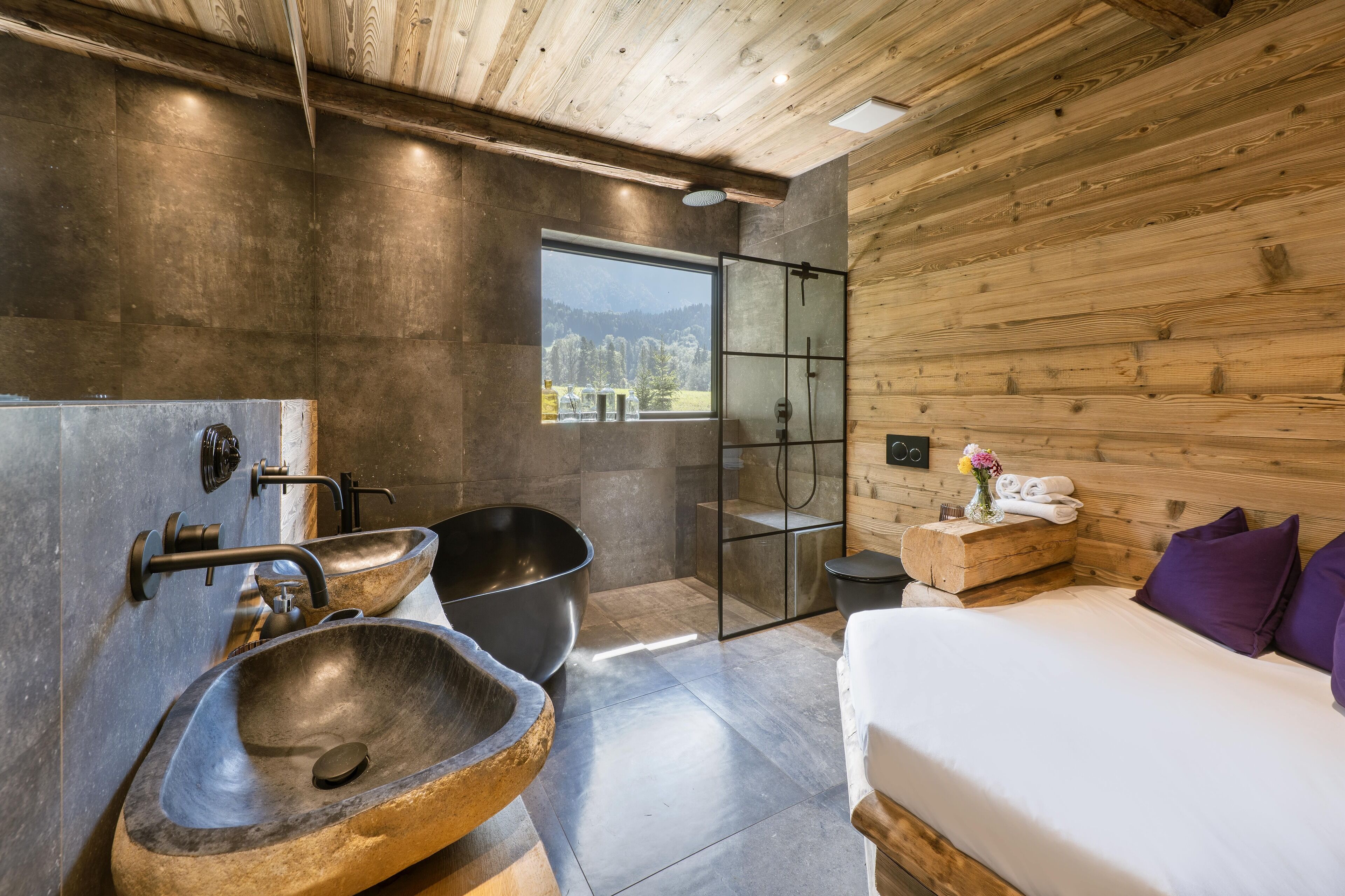 Casa romántica, 5 habitaciones, balcón, vistas a la montaña | Baño | Ducha, artículos de higiene personal gratuitos y secador de pelo