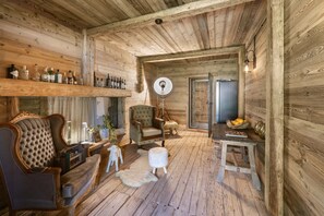 Romantisch huis, 5 slaapkamers, balkon, uitzicht op bergen | Woonruimte | Smart-tv, een videogameconsole, Netflix en een dvd-speler