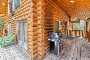 Terrace/patio - Beautiful Yellowstone Cabin - Hot Tub - Game Room (Island Park)
