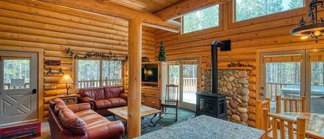 Smart TV, chimenea, reproductor de DVD, mesa de ping pong