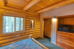 5 bedrooms, travel crib, free WiFi, bed sheets