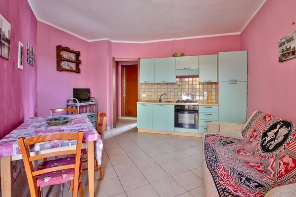 Apartment, 2 Schlafzimmer | Eigene Kochnische | Großer Kühlschrank, Herdplatte, Kochgeschirr/Geschirr/Besteck