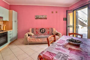 Apartment, 1 Schlafzimmer | Essbereich im Zimmer