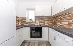 ثلاجة، موقد طهي مسطح، غسالة أطباق، ماكينة لصنع القهوة/الشاي