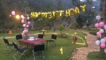 Breakfast, lunch, dinner served; local and international cuisine