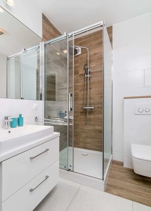 Apartamento superior | Banheiro | Chuveiro, chuveiro com efeito de chuva, produtos de toalete grátis 
