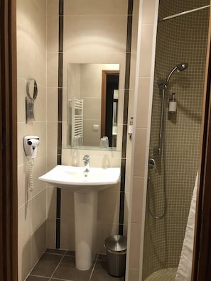 Quarto standard | Banheiro | Produtos de toalete grátis, secador de cabelo, toalhas de banho