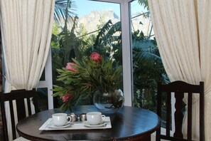 Standard-Doppelzimmer (Kliphuis) | Zimmersafe, Schreibtisch, laptopgeeigneter Arbeitsplatz