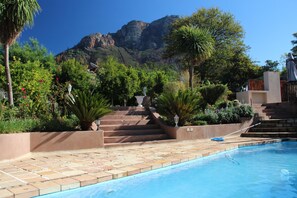 Außenpool (je nach Saison geöffnet), Sonnenschirme, Liegestühle