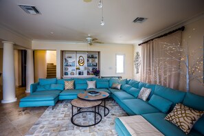 TV connectée, livres, chaîne hi-fi, écrans d'ordinateur