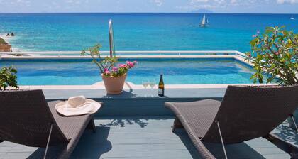 Postcard Perfect Getaway! Roof top pool and amenities