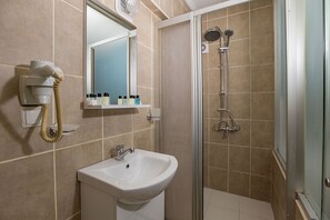 Shower, rainfall showerhead, free toiletries, hair dryer - Royal Family Hotel (Istanbul)
