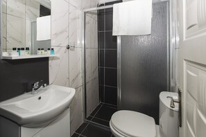 Shower, rainfall showerhead, free toiletries, hair dryer