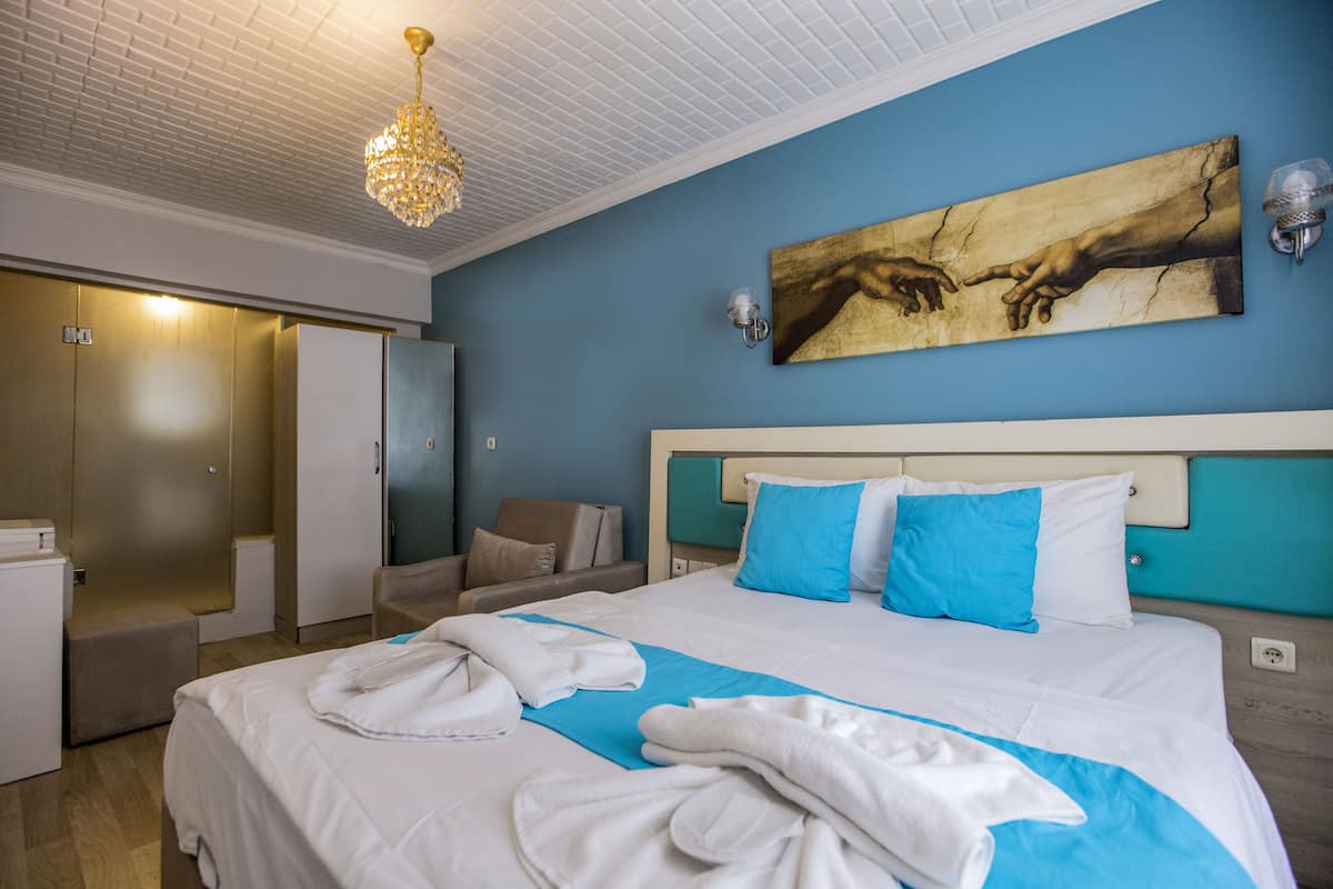 Standardrum | Minibar, värdeförvaringsskåp på rummet och arbetsyta för laptop