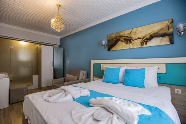 Standard Room | Minibar, in-room safe, laptop workspace, blackout drapes - Royal Family Hotel (Istanbul)