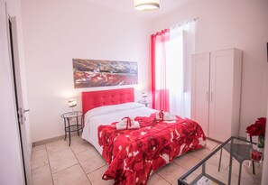 Doppelzimmer, 1 Queen-Bett | Zimmersafe, Schreibtisch, kostenloses WLAN, Bettwäsche