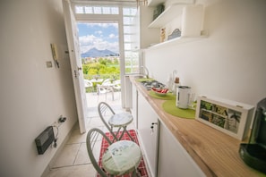 Réfrigérateur, machine à expresso, bouilloire électrique