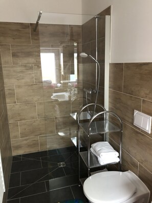 Condo cơ bản, 2 phòng ngủ | Phòng tắm | Buồng tắm vòi sen, khăn tắm