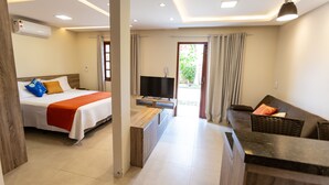 Une chambre d’hôtel moderne équipée d’un lit, d’une télévision, d’un coin salon et offrant une vue sur l’extérieur.
