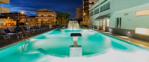 حمّام سباحة خارجي موسمي