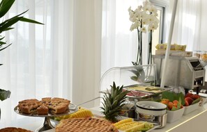 ب وفيه فطور مجانًا يوميًا