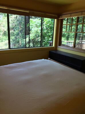 3 bedrooms, desk, iron/ironing board, WiFi