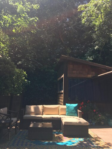 Mountain Cottage near Russian River, hiking & downtown, family and pet friendly