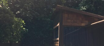 Mountain Cottage near Russian River, hiking & downtown, family and pet friendly