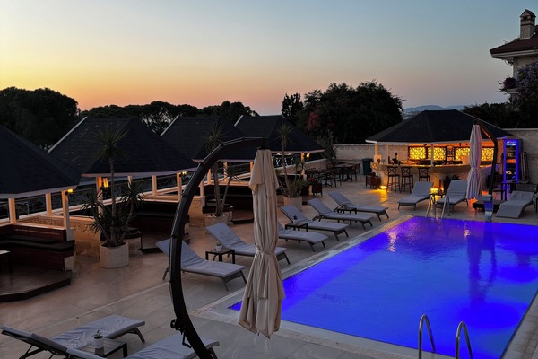 Seasonal outdoor pool, pool umbrellas, sun loungers