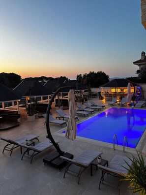 Seasonal outdoor pool, pool umbrellas, pool loungers - Enki Royal Cesme Hotel (Cesme)