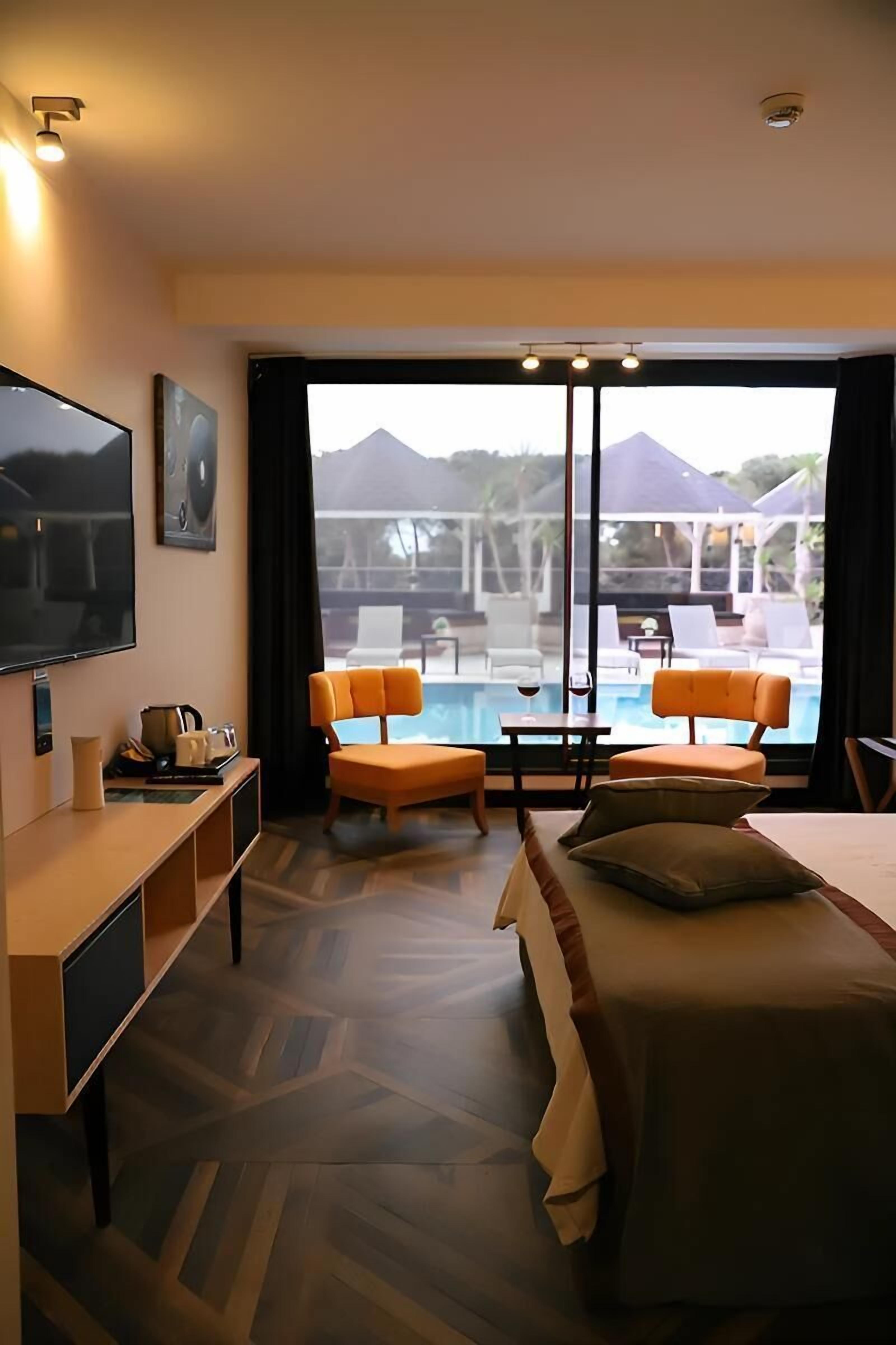 Standart Havuz Manzarali Oda | Free minibar items, in-room safe, desk, blackout curtains