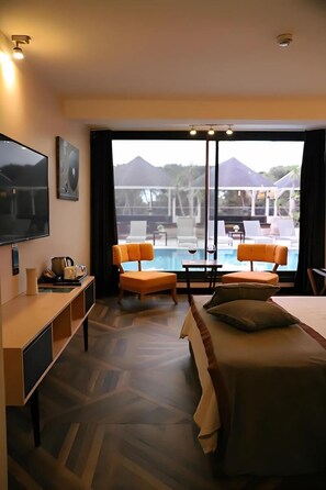 Standart Havuz Manzarali Oda | Free minibar items, in-room safe, desk, blackout curtains - Enki Royal Cesme Hotel (Cesme)