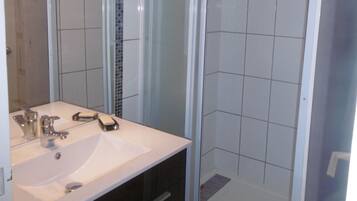 Dusj, hÄrfÞner, hÄndklÊr og sÄpe