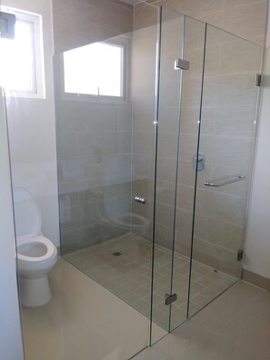Secadora de cabello, toallas, papel de baño