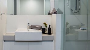 Dusche, umweltfreundliche Kosmetikartikel, Haartrockner, Handtücher