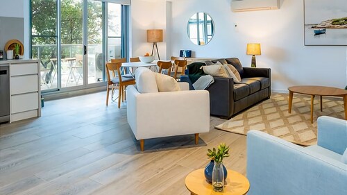 SALT 7 Spacious Luxury in Sorrento walk to the beach