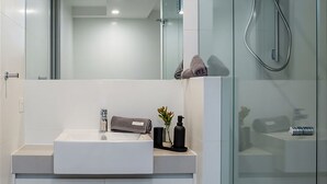 Ducha, artículos de tocador ecológicos, secador de pelo, toallas