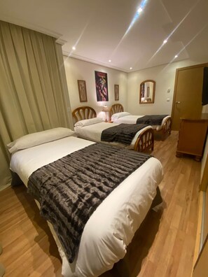 3 habitaciones, insonorización y tabla de planchar con plancha 