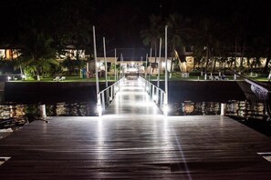 施設の正面 (日没後)