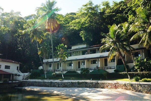 Vista frontal de la propiedad