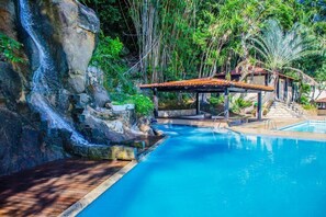 2 piscines extérieures
