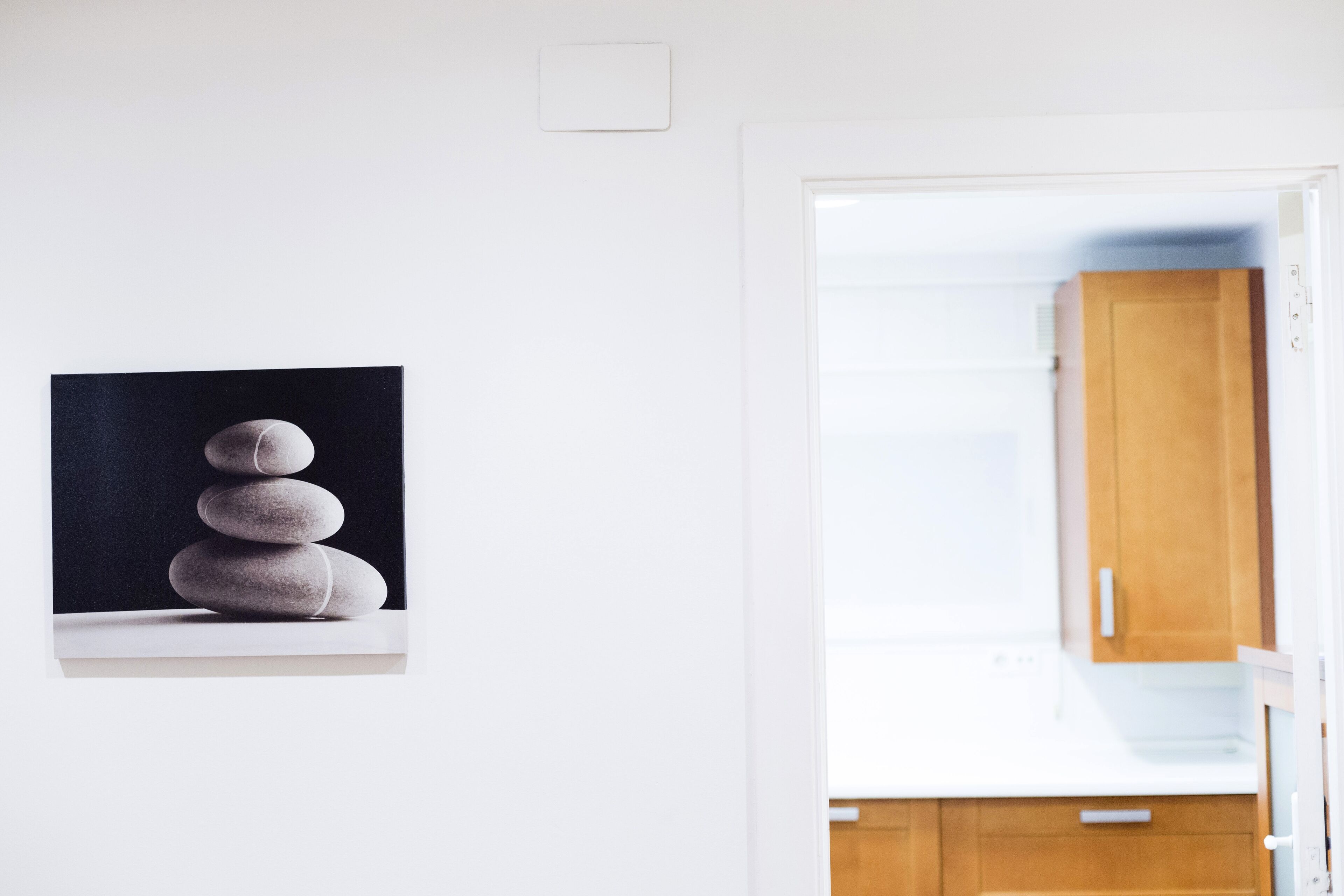 Una habitación con un armario de madera y una puerta blanca.