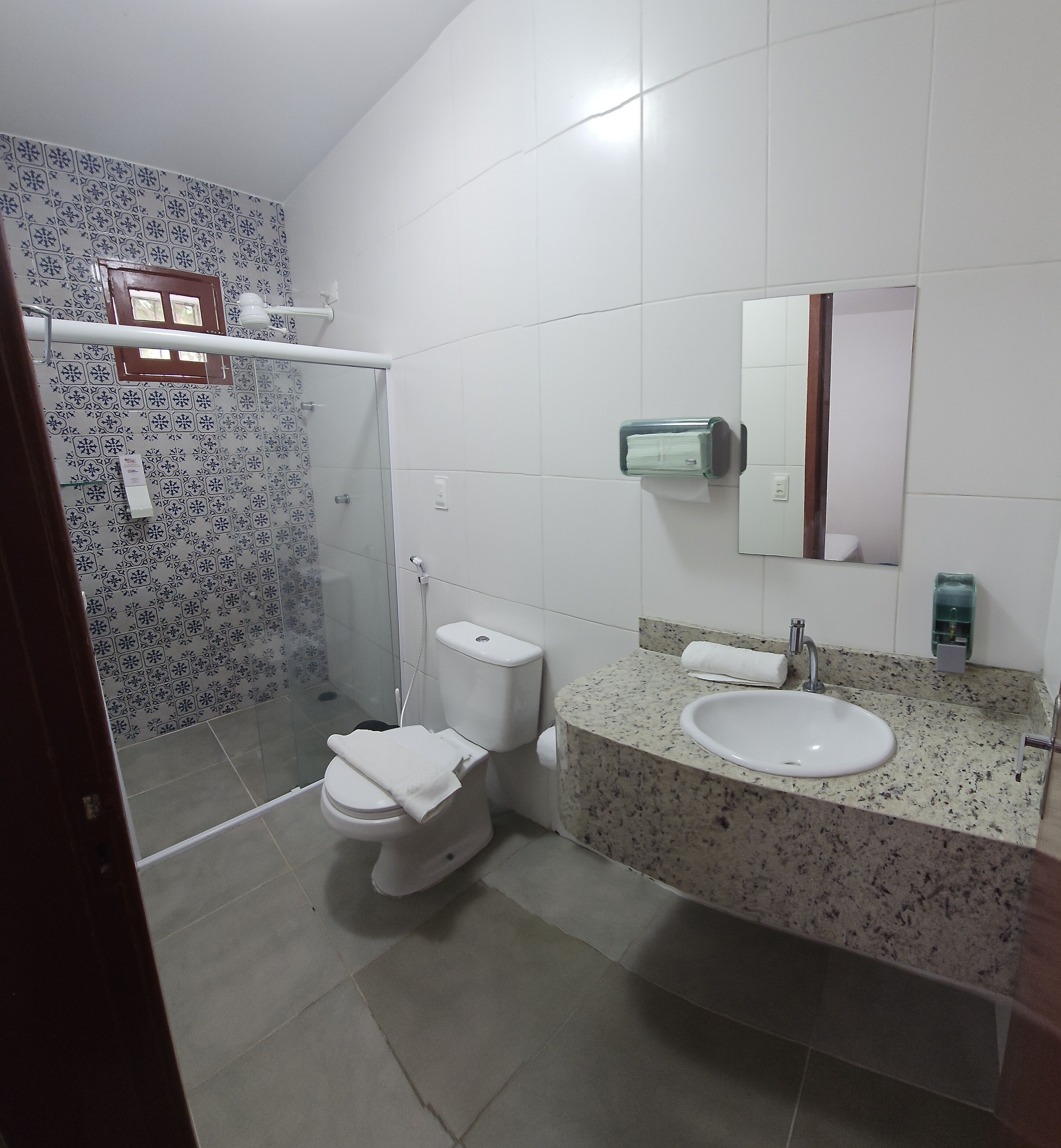 Un baño con inodoro, lavamanos y ducha.