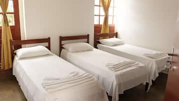 Apartamento standard, 3 camas de solteiro, banheiro privativo | 1 quarto, cortinas blackout, roupa de cama