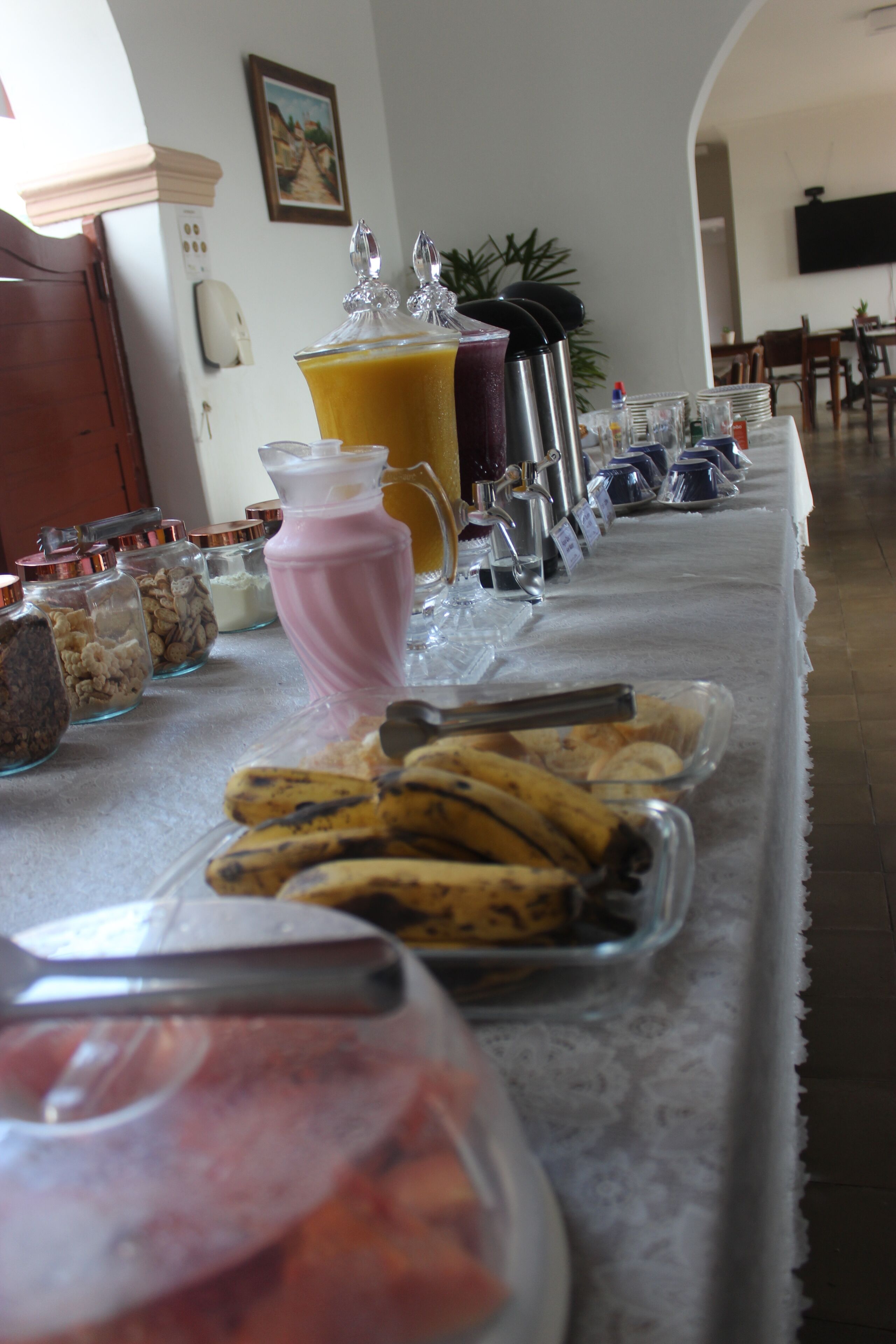 Un tavolo da buffet con diversi cibi e bevande.