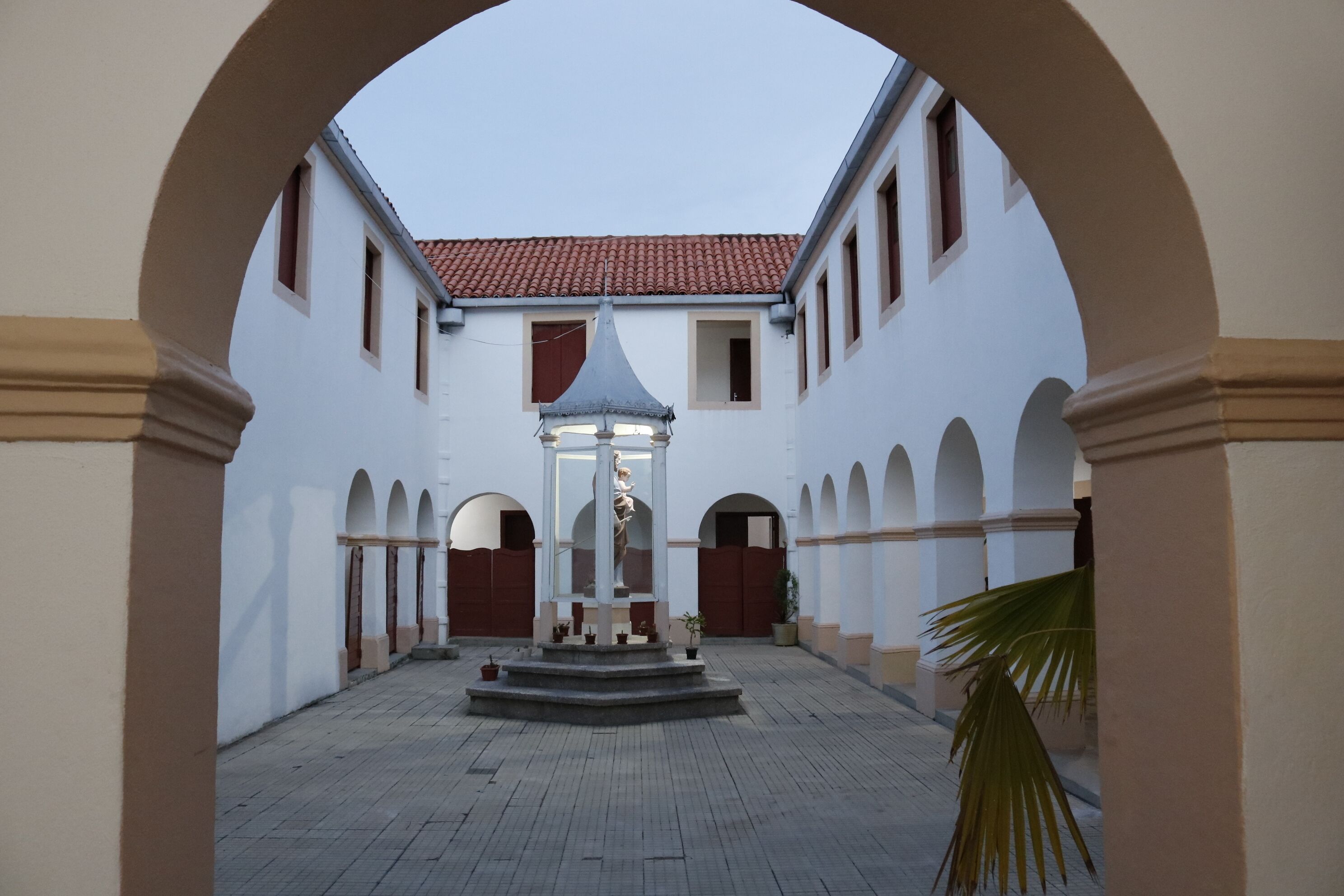 42-inch smart tv with digital channels, tv