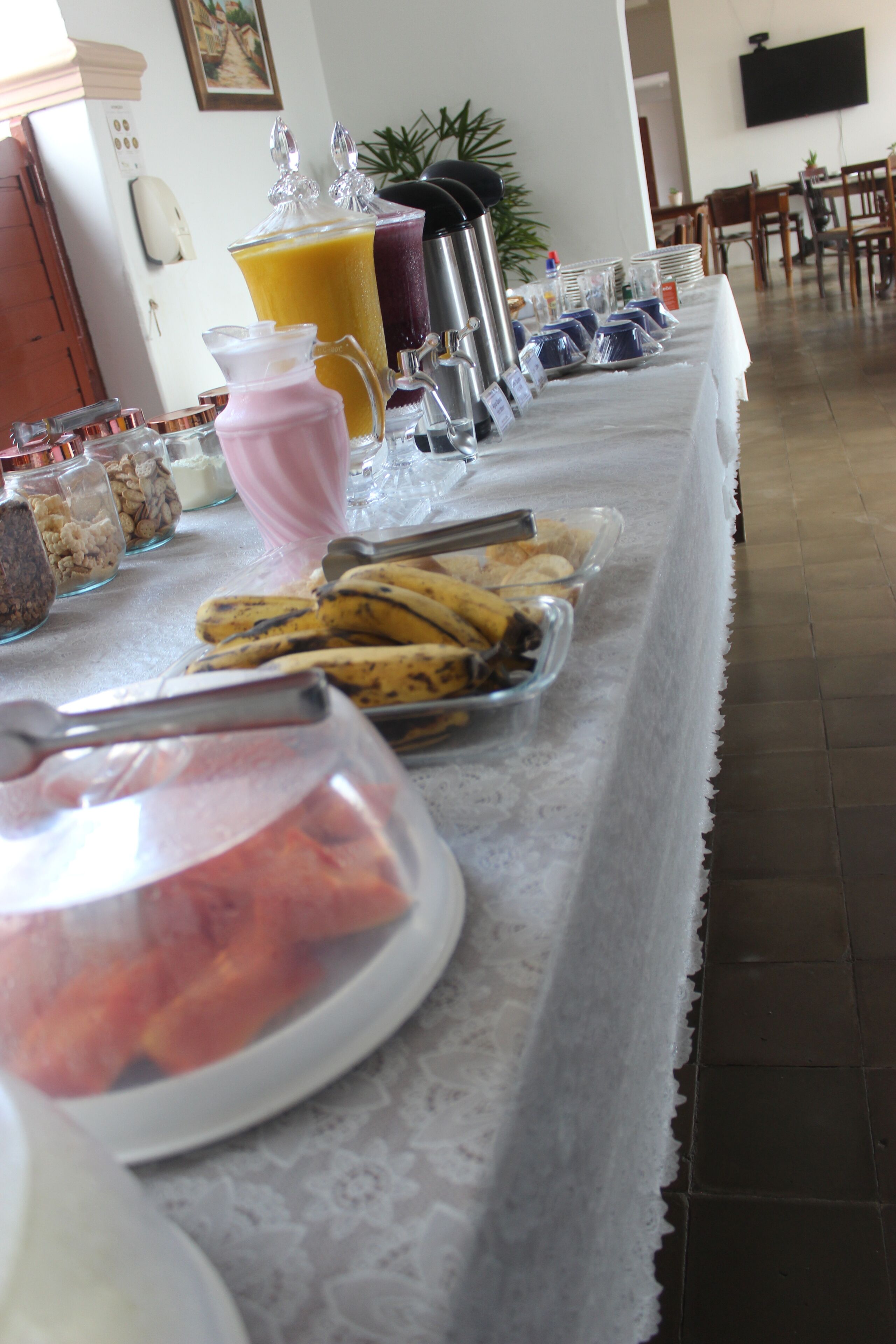 Una mesa de buffet con diversos alimentos y bebidas.