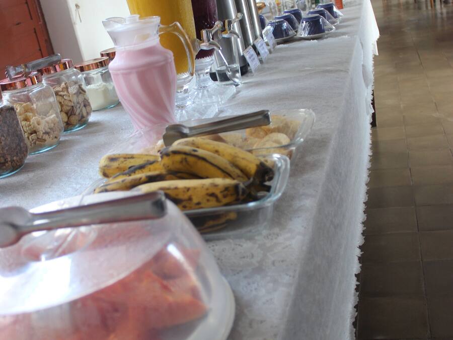 Una mesa de buffet con diversos alimentos y bebidas.
