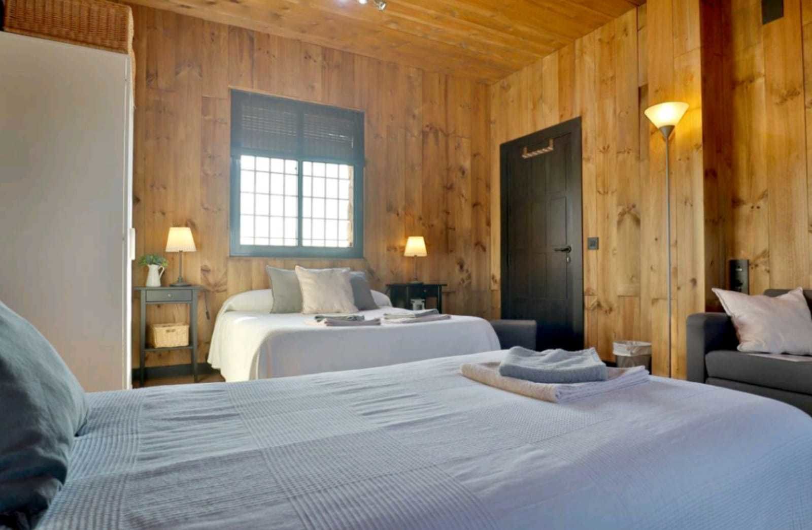 Family Room (Java II) | Desk, blackout curtains, soundproofing, free cots/infant beds